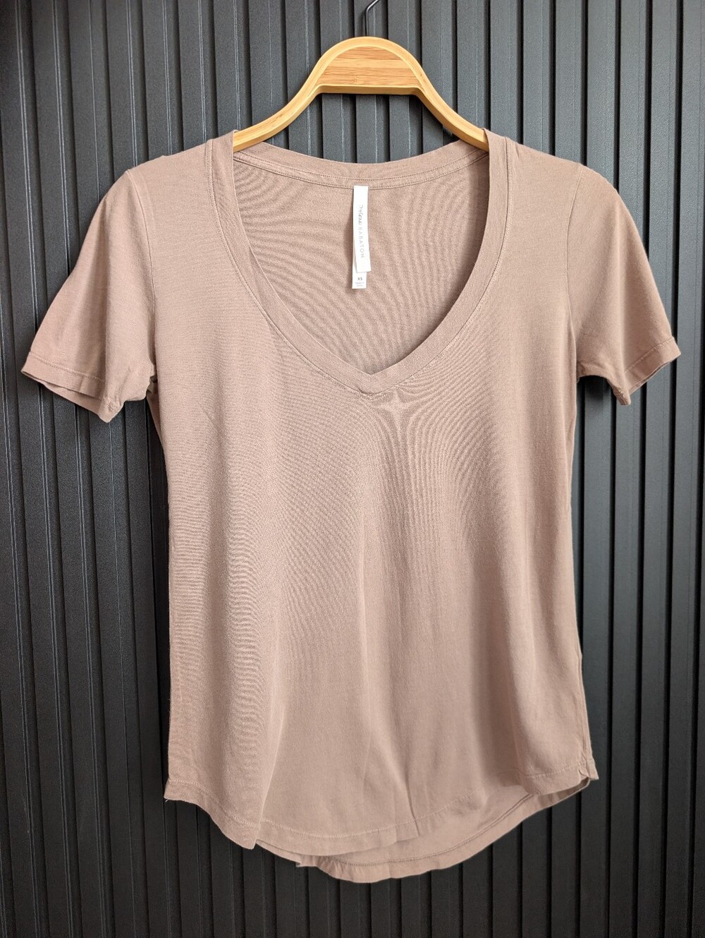 Aritzia The Group Babaton V neck T-shirt | Size XS